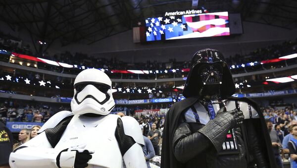 Darth Vader e Storm Trooper durante hino nacional antes do jogo de basquete NBA entre LA Clippers e Dallas Mavericks, em Dallas, 2 de dezembro de 2017 - Sputnik Brasil