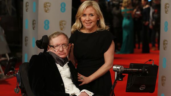 Cientista britânico Stephen Hawking no tapete vermelho da cerimônia BAFTA, British Academy Film Awards, na Royal Opera House, em Londres - Sputnik Brasil