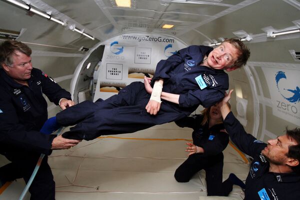 Físico eminente Stephen Hawking (no centro) desfruta da imponderabilidade durante um voo na aeronave modificada Boeing 727 - Sputnik Brasil