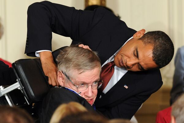 Ex-presidente dos EUA, Barack Obama, condecora o cientista britânico, Stephen Hawking, com a Medalha Presidencial da Liberdade, na Casa Branca, em 2009 - Sputnik Brasil