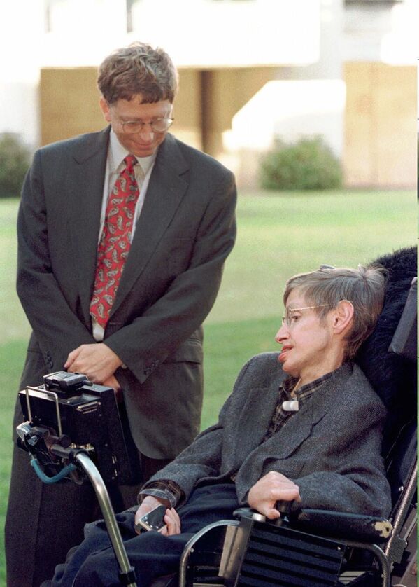 Presidente da empresa Microsoft, Bill Gates, se encontra com Stephen Hawking durante sua visita à Universidade de Cambridge - Sputnik Brasil