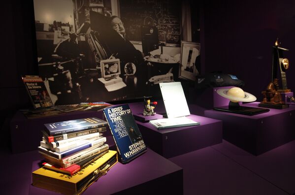 Obras do cientista britânico, Stephen Hawking, apresentadas no Museu da Ciência em Londres - Sputnik Brasil