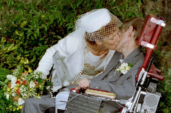 Stephen Hawking e sua noiva, Elaine Mason, logo após o casamento, em 1995 - Sputnik Brasil