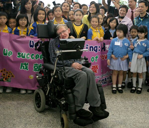 Cientista Stephen Hawking chega ao aeroporto de Hong Kong, em 2006 - Sputnik Brasil