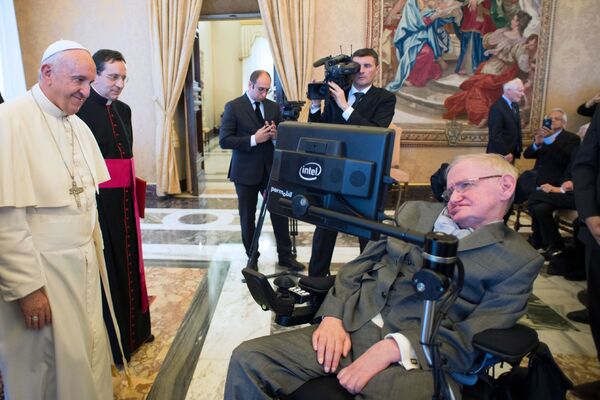 Stephen Hawking durante uma reunião com o Papa Francisco, no Vaticano - Sputnik Brasil