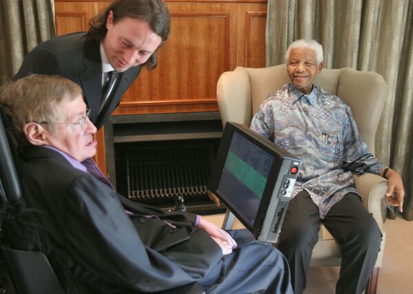 Ex-presidente da África do Sul, Nelson Mandela (à direita), se reúne com Stephen Hawking na cidade de Johannesburg - Sputnik Brasil