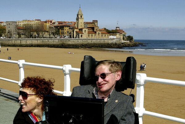 Cientista Stephen Hawking e sua esposa Elaine descansam na cidade espanhola de Gijon - Sputnik Brasil