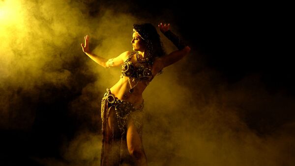Mulher dançando em traje oriental - Sputnik Brasil