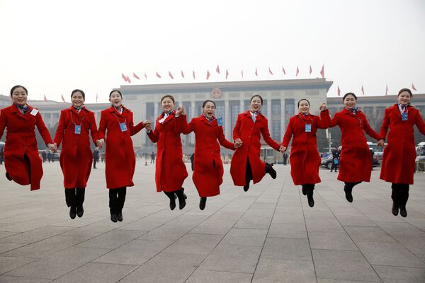 Moças da equipe de hospitalidade posam para fotos durante o Congresso Nacional do Povo, na Praça Tiananmen em Pequim, China - Sputnik Brasil
