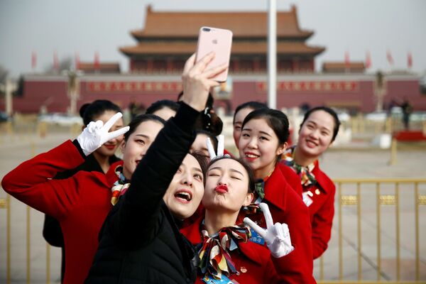Moças da equipe de hospitalidade tiram selfie durante o Congresso Nacional do Povo, na Praça Tiananmen em Pequim, China - Sputnik Brasil