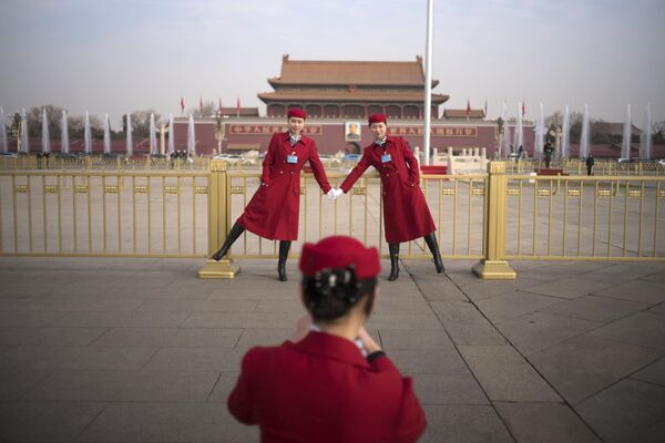 Moças da equipe de hospitalidade posam para fotos durante o Congresso Nacional do Povo, na Praça Tiananmen em Pequim, China - Sputnik Brasil