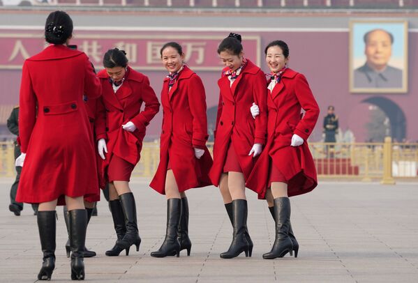Moças da equipe de hospitalidade durante o Congresso Nacional do Povo, na Praça Tiananmen em Pequim, China - Sputnik Brasil