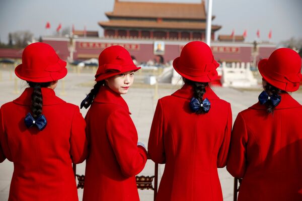 Moças da equipe de hospitalidade perto do Grande Salão do Povo, onde decorre o Congresso Nacional do Povo, na Praça Tiananmen em Pequim, China - Sputnik Brasil
