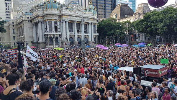 Vigília por Marielle Franco, vereadora do PSOL assassinada a tiros no Rio de Janeiro, reúne milhares de pessoas no centro da cidade. - Sputnik Brasil
