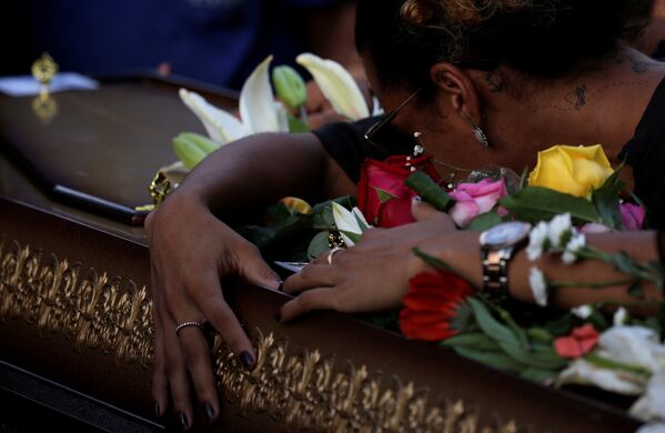 O corpo de Marielle e de seu motorista, Anderson Gomes, foram enterrados nesta quinta-feira (15). - Sputnik Brasil