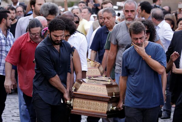 O deputado estadual Marcelo Freixo carrega caixão de Marielle Franco. - Sputnik Brasil
