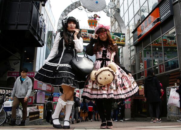 Meninas japonesas vestidas de Lolita, estilo baseado na moda da era vitoriana, posam no bairro comercial de Tóquio - Sputnik Brasil