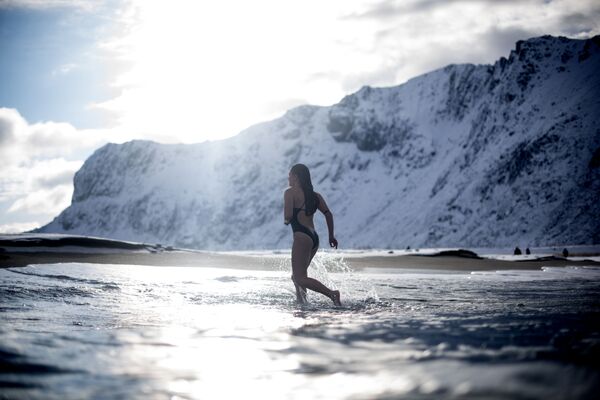 Uma mulher toma banho em uma das ilhas do arquipélago de Lofoten, Noruega - Sputnik Brasil