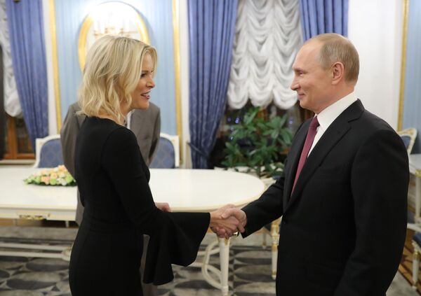 Jornalista estadunidense Megyn Kelly e presidente russo Vladimir Putin antes da entrevista - Sputnik Brasil