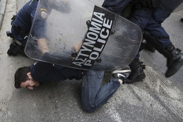 Polícia detém manifestante nos protestos de Atenas, Grécia - Sputnik Brasil