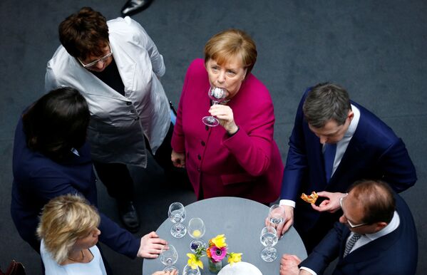 Chanceler alemã Angela Merkel durante a recepção por ocasião da assinatura do acordo de coalizão em Berlim - Sputnik Brasil