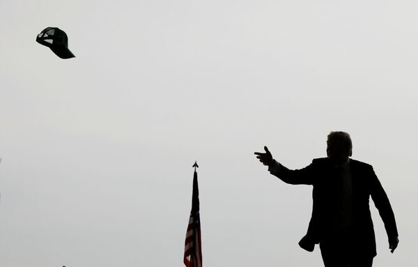 Presidente dos EUA, Donald Trump, joga boné à multidão antes de discursar perante fuzileiros navais na base de Miramar, San Diego, Califórnia - Sputnik Brasil