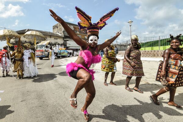 Grupo afro-americano Jouvay Fest dança na parada em Abidjan, Costa do Marfim - Sputnik Brasil