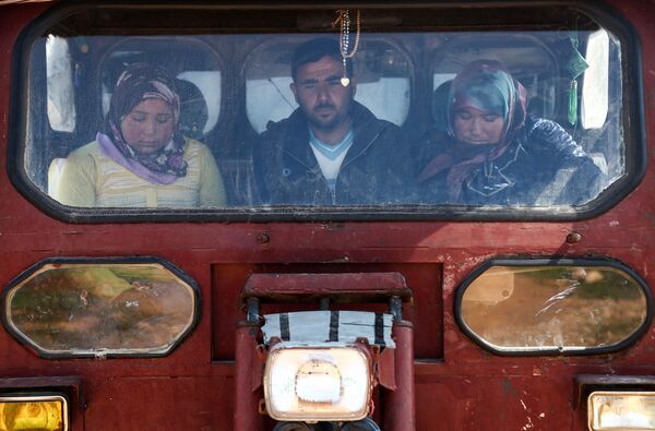 Civis de Afrin se deslocam para a aldeia de Anab, Síria - Sputnik Brasil