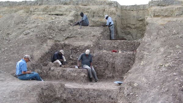 Arqueólogos trabalhando no lugar de escavações de Olorgesailie - Sputnik Brasil