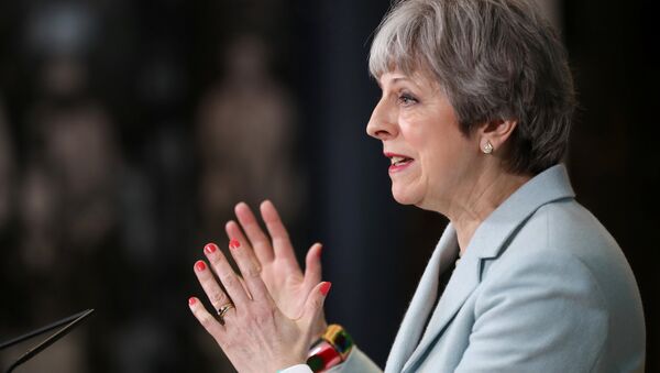 Primeira-ministra do Reino Unido, Theresa May, discursa perante estudantes em 19 de fevereiro de 2018 - Sputnik Brasil