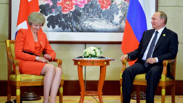 Presidente russo, Vladimir Putin, à direita, ouve a primeira-ministra britânica, Theresa May, durante encontro bilateral em Hangzhou, na China, Sunday. - Sputnik Brasil