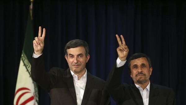 Ex-presidente do Irã, Mahmoud Ahmadinejad, à direita, e um de seus aliados mais próximos, Esfandiar Rahim Mashaei, acenam durante as eleições do Irã em 2013. - Sputnik Brasil
