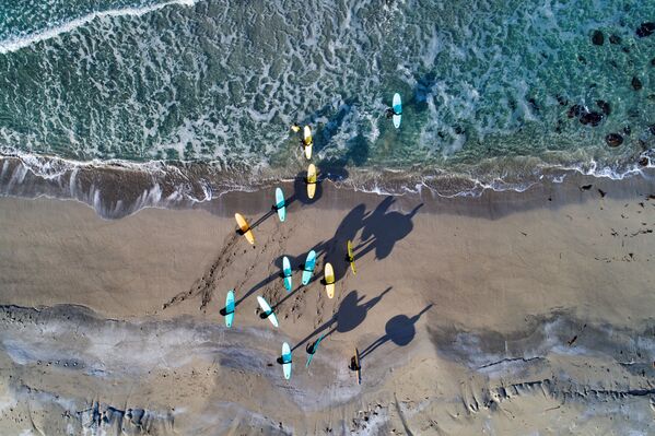 Surfistas em uma das praias das ilhas Lofoten - Sputnik Brasil