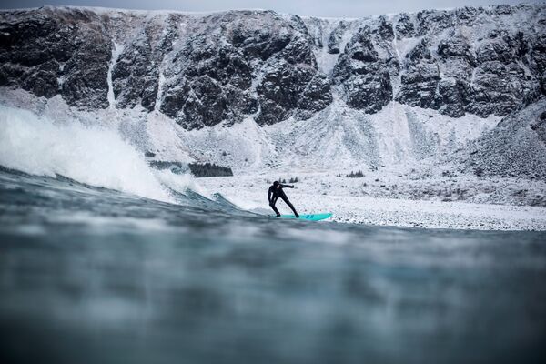 Surfista na onda, arquipélago Lofoten, Noruega - Sputnik Brasil