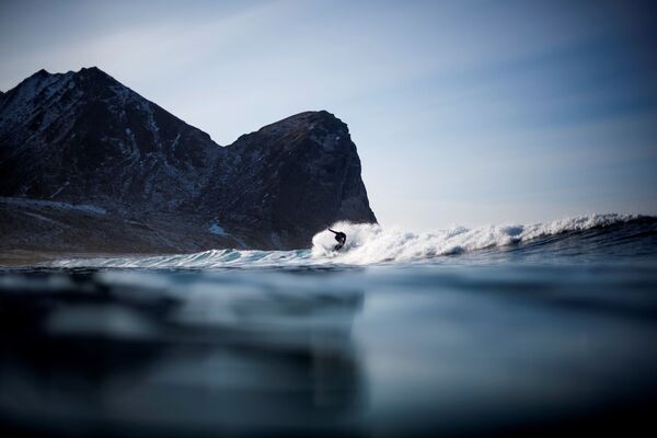 Surfista na onda, arquipélago Lofoten, Noruega - Sputnik Brasil