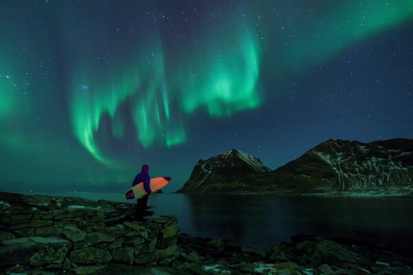 Surfista olha para aurora boreal, arquipélago Lofoten, Noruega - Sputnik Brasil
