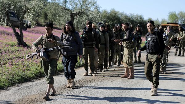 Militantes do opositor Exército Livre da Síria, apoiados pela Turquia, caminham em direção da cidade síria de Afrin, 17 de março de 2018 - Sputnik Brasil