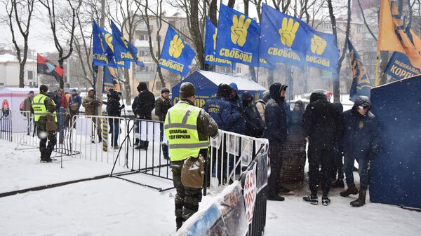 Polícia ucraniana e representantes dos movimentos nacionalistas bloqueiam prédio do consulado russo em Odessa, 18 de março de 2018 - Sputnik Brasil