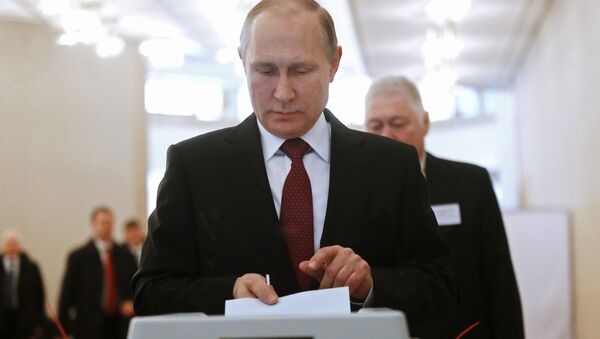 Candidato à Presidência da Rússia, Vladimir Putin, entrega seu voto nas presidenciais, em 18 de março de 2018 - Sputnik Brasil