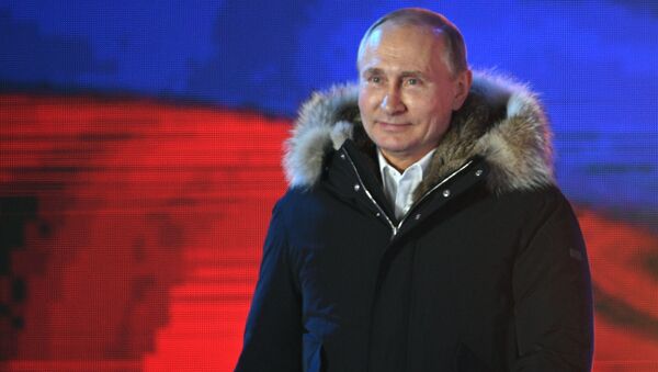 Candidato à Presidência da Rússia, Vladimir Putin, agradece a seus apoiadores pelo apoio, no centro de Moscou, em 18 de março de 2018 - Sputnik Brasil