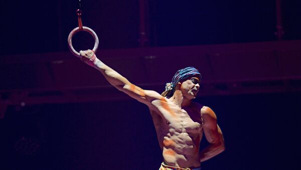 Foto fornecida por Michael Kass, mostra Yann Arnaud durante atuação do Cirque du Soleil em Toronto, em 24 de setembro de 2017 - Sputnik Brasil