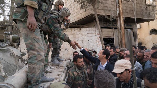 Bashar Assad se encontra com soldados em Ghouta Oriental - Sputnik Brasil