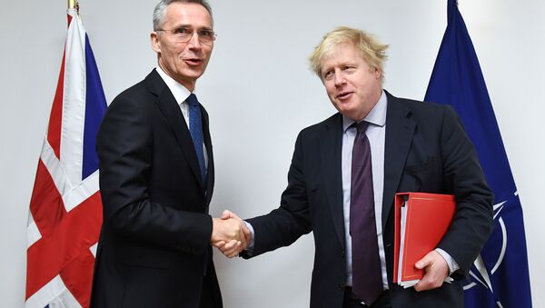Secretário-geral da OTAN, Jens Stoltenberg, posa para foto com secretário de Relações Exteriores britânico, Boris Johnson, na sede da organização, em Bruxelas, Bélgica. - Sputnik Brasil