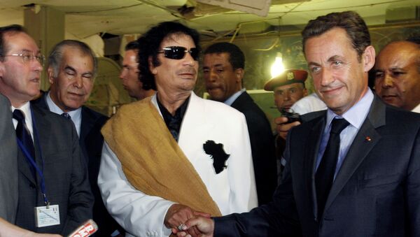 Presidente da Líbia, Muammar Kadhafi, (à esquerda) com homólogo francês, Nicolas Sarkozy (à direita) em Trípoli (foto de arquivo) - Sputnik Brasil