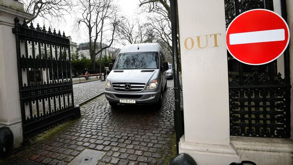 Micro-ônibus com diplomatas russos e seus familiares sai da embaixada da Rússia em Londres, 20 de março de 2018 - Sputnik Brasil