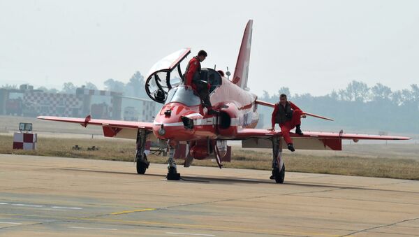 (File) Members of the British Royal Air Force (RAF) aerobatic team, the 'Red Arrows' leave the aircraft after performing manoeuvres at the Indian Air Force Academy, Dundigal on the outskirts of Hyderabad on November 17, 2016 - Sputnik Brasil