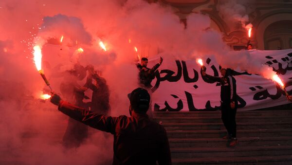 Manifestantes tunisianos com tochas de fogo e gritando slogans durante as celebrações no centro da Tunísia, 14 de janeiro de 2018 - Sputnik Brasil