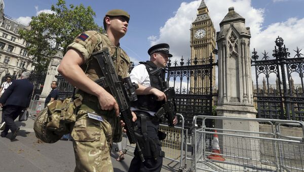 Soldado do exército e policial em Westminster, Londres - Sputnik Brasil