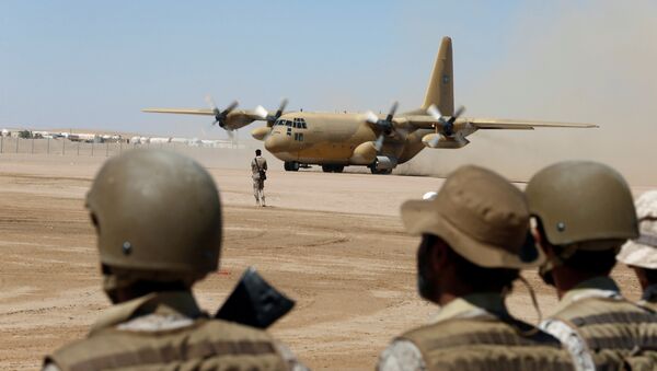 Soldados sauditas olhando para um avião militar no Iêmen - Sputnik Brasil
