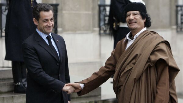 Ex-presidente francês Nicolas Sarkozy com antigo líder da Líbia, Muammar Kadhafi, durante a visita deste a Paris (foto de arquivo) - Sputnik Brasil